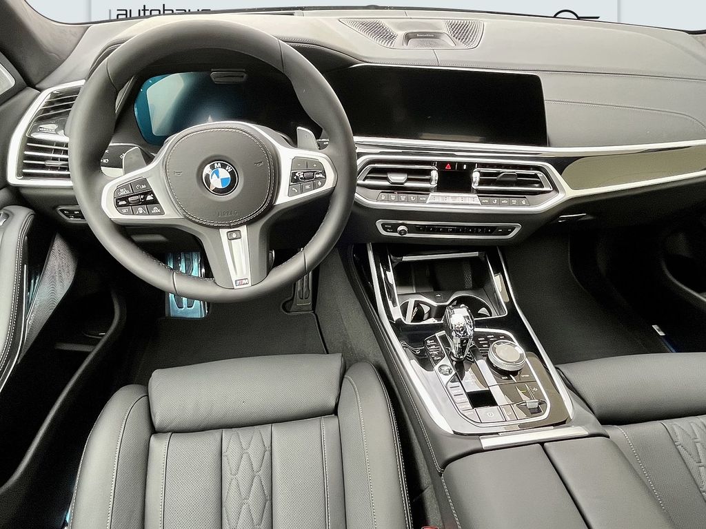 BMW X7 M50i Mpaket | předváděcí auto | skladem | od autorizovaného prodejce | černá matná metalíza | super cena | top stav | online nákup | autoibuy.com